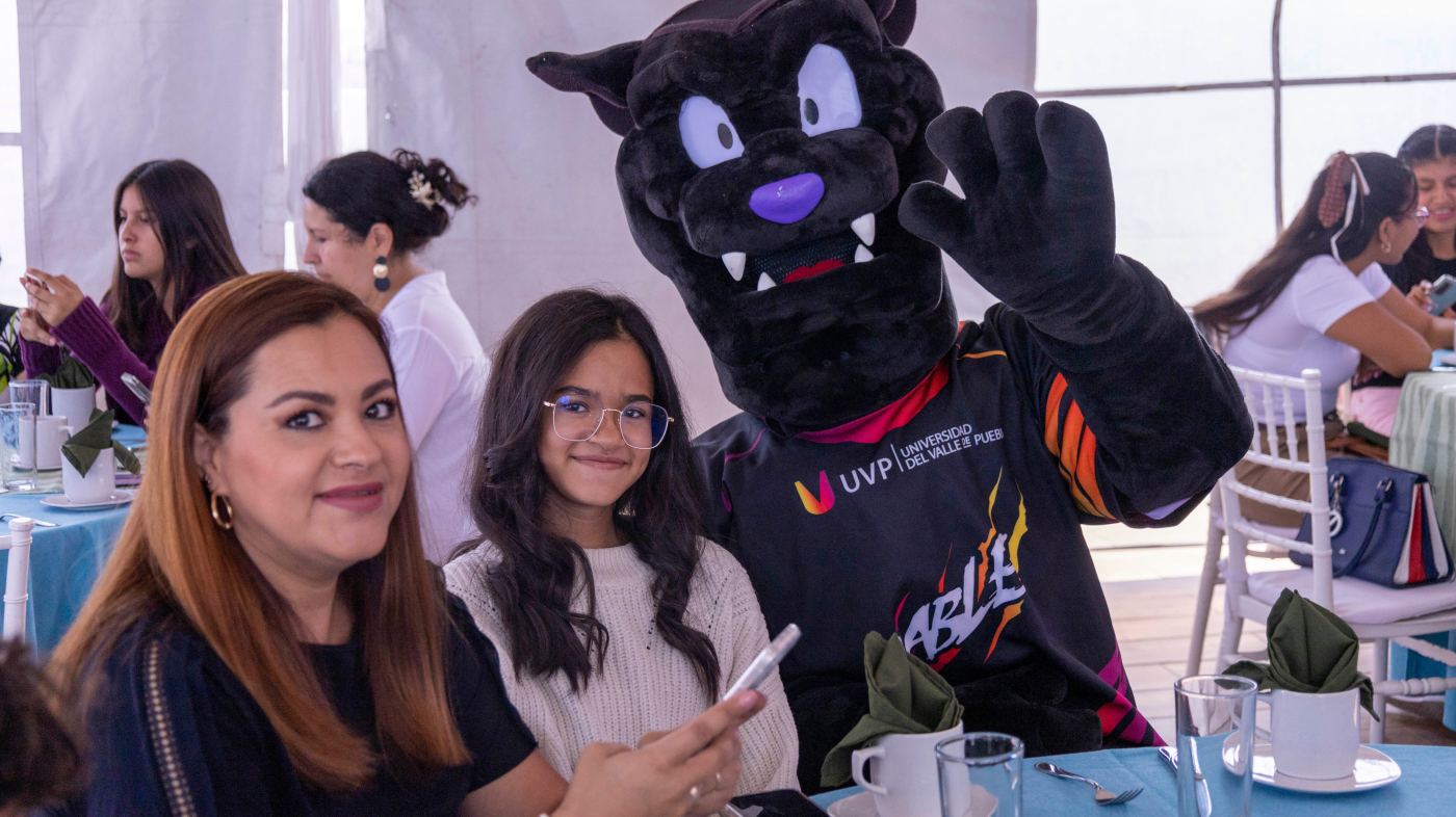 Alumna de Prepa UVP compartiendo su experiencia