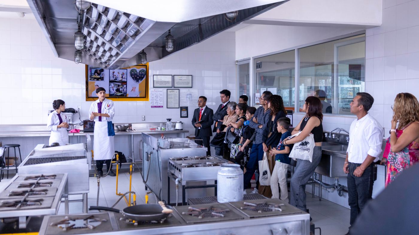 Alumnos de Prepa UVP compartiendo su experiencia